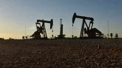 Oil skids on concerns of rising surplus in Q1