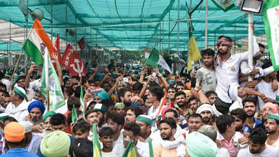 Farmers in hundreds descend at Delhi-UP border on protest anniversary ...