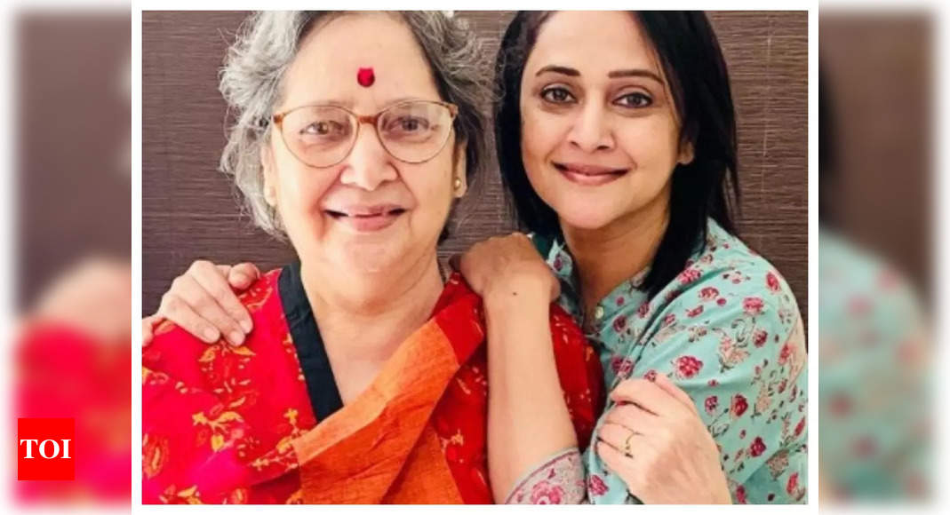 Mrinal Kulkarni Wishes Her Mother On Her Birthday With An Adorable Post ...