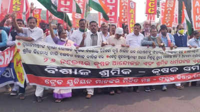 Odisha: Farmer outfits, trade unions hold rally in Bhubaneswar