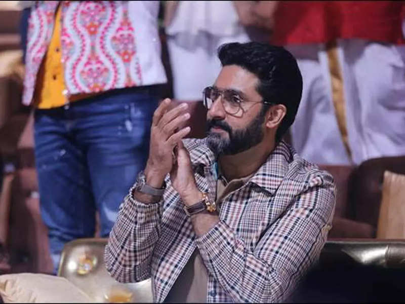 Abhishek Bachchan floored by Sa Re Ga Ma Pa contestant Rajshree's rendition of his mother's iconic song 'Bahon Mein Chale Aao'
