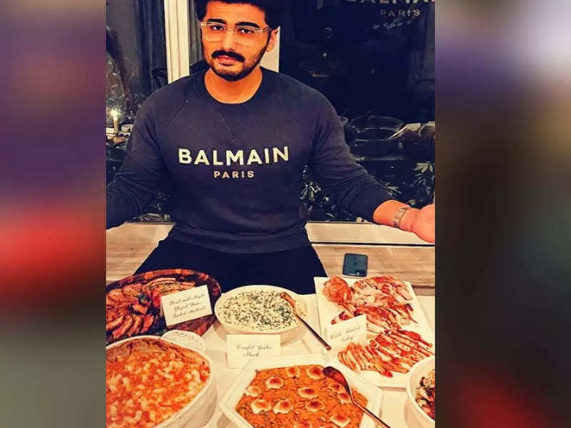 Arjun Kapoor attends a 'Thanksgiving' dinner at cousin Rhea Kapoor's house; says 'when fitness trainer is away I finally get to play'