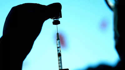 UK scientist backs vaccines against Omicron
