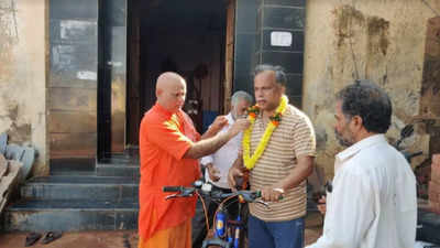 District Kannada Sahitya Parishat president cycles to thank voters in Dharwad