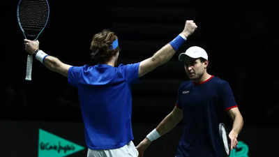 Russia knock holders Spain out of Davis Cup