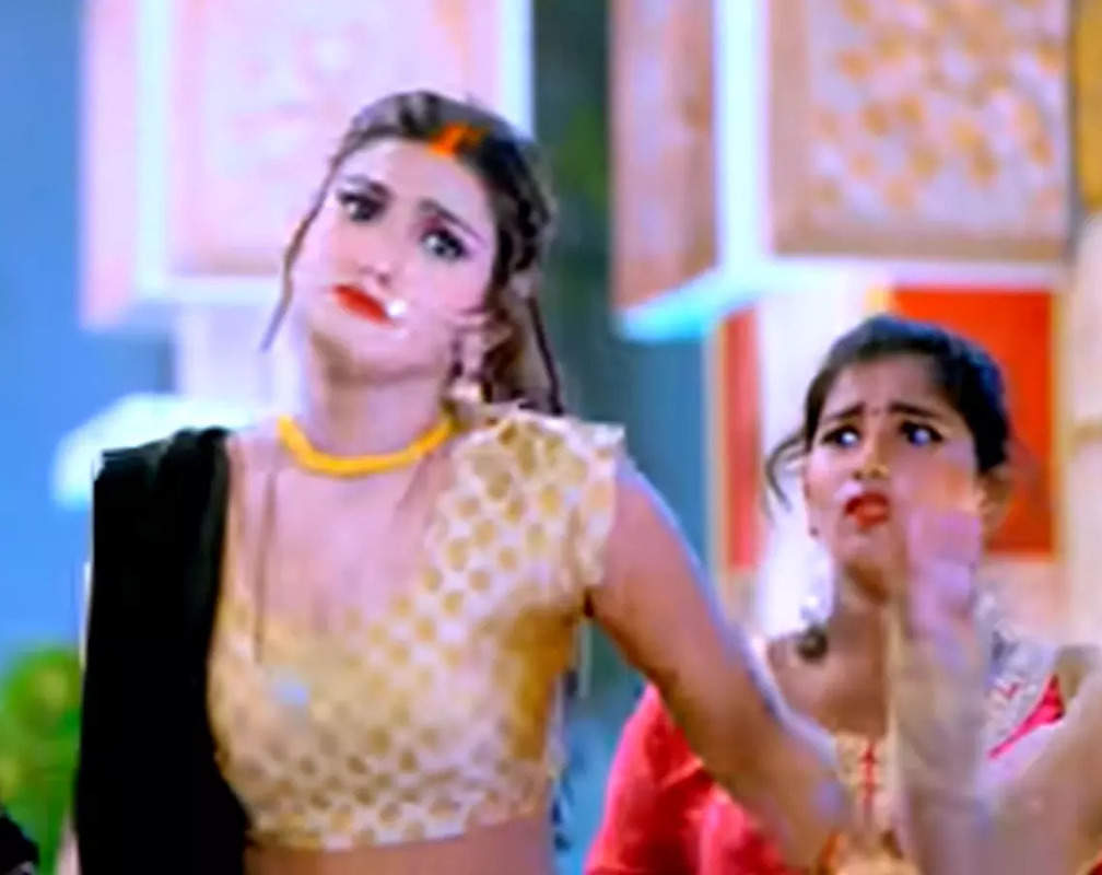 
Shilpi Raj and Akanksha Dubey’s Bhojpuri song ‘Tawa Pa Roti’ goes viral
