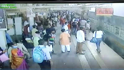 Maharashtra: RPF staffer saves woman passenger from falling under moving train at Kalyan station