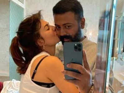 jacqueline: Jacqueline Fernandez plants a kiss on Sukesh Chandrasekhar&#39;s cheek in latest mirror selfie | undefined Movie News - Times of India