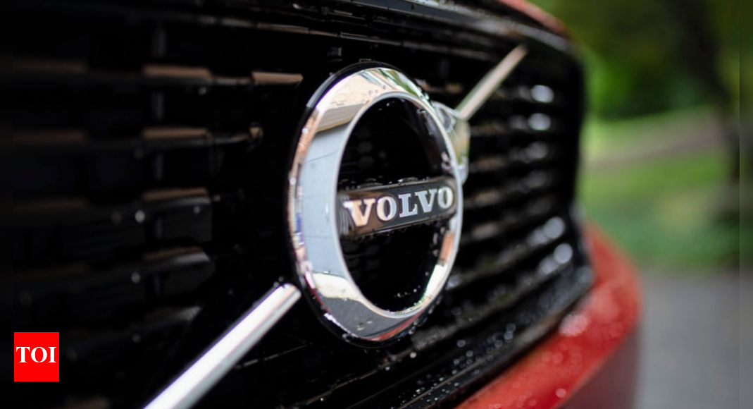 Volvo Cars sees chip shortage extending into 2022, Q3 profit dips