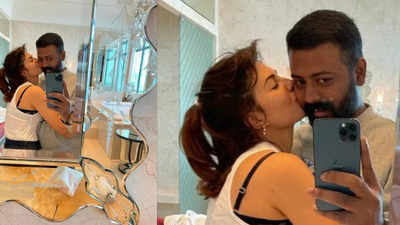 Jacqueline Fernandez kisses conman Sukesh Chandrashekhar in viral mirror selfie