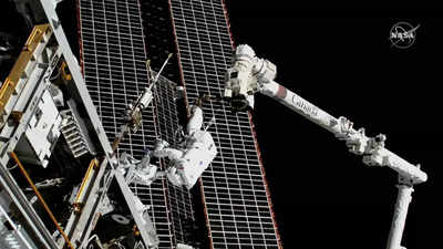 Spacewalking astronauts replace antenna after debris scare