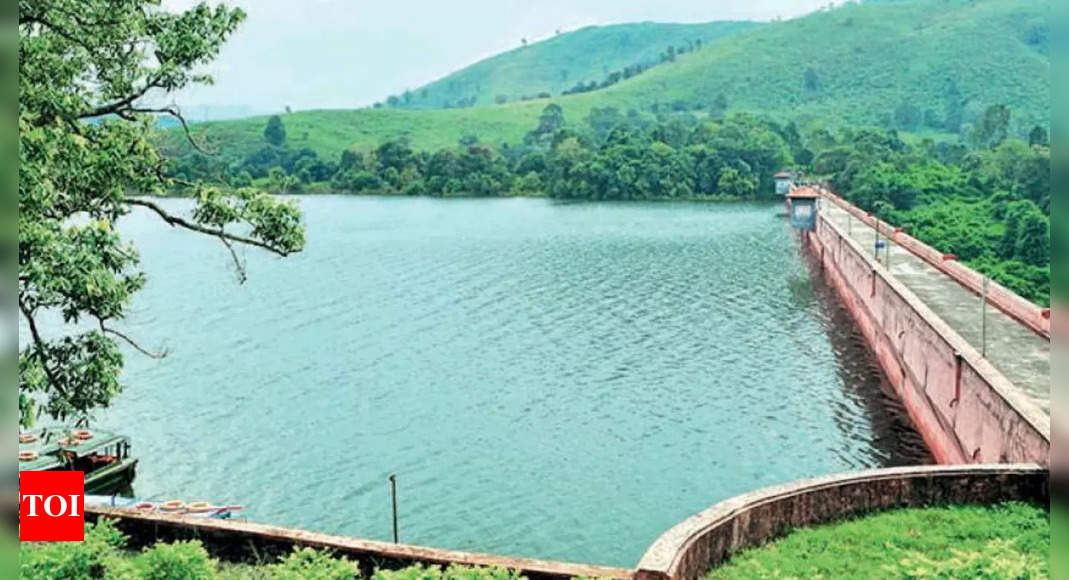 Open Mullaperiyar dam shutters in daytime and with enough warning: Pinarayi Vijayan to MK Stalin