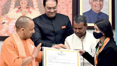 Uttar Pradesh CM Yogi Adityanath transfers scholarships of Rs 450 crore ...