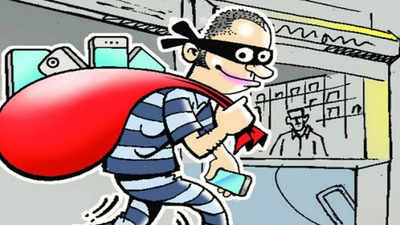 Pune: Salesman robs beauty salon owner and customer
