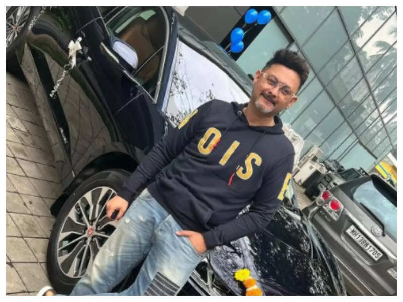 Swapnil Joshi welcomes home his new swanky-looking car, Riteish Deshmukh calls it 'awesome'