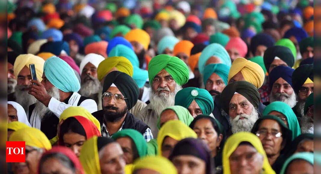 Farmers to continue stir till govt withdraws cases