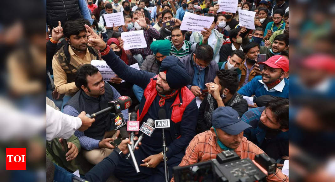 Sidhu melakukan Kejriwal, bergabung dengan protes guru tamu di Delhi