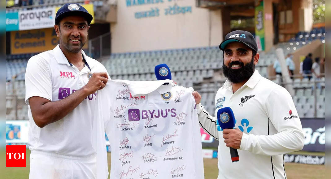 Ashwin menghadiahkan kepada Ajaz Patel jersey Test-nya yang ditandatangani oleh rekan satu timnya |  Berita Kriket