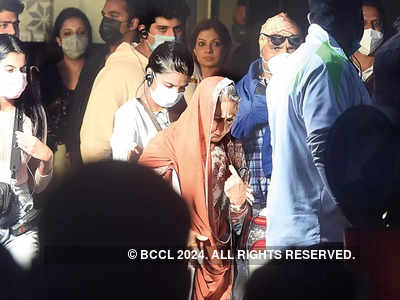 Jaya Bachchan films at Bengali market