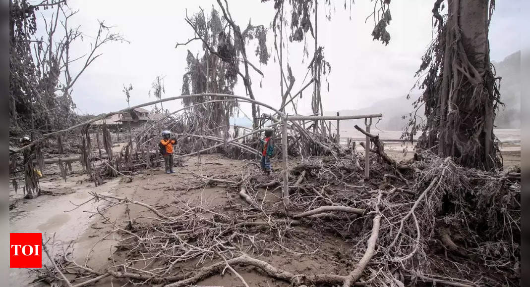 Pemimpin Indonesia mengunjungi korban letusan gunung berapi, berjanji untuk membangun kembali