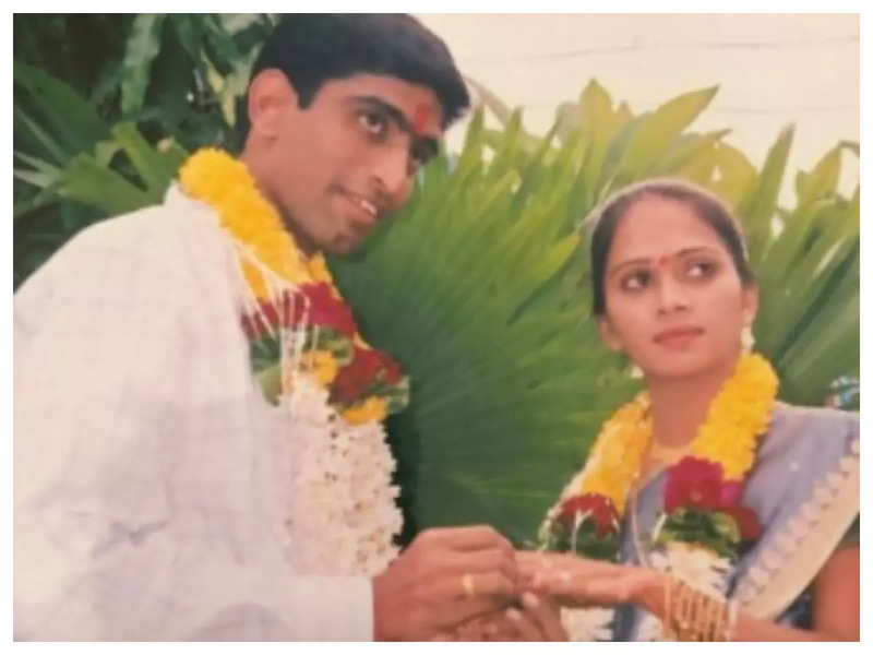 Sandeep Pathak celebrates 15th anniversary with wife Kalpana Pathak, shares wedding pic
