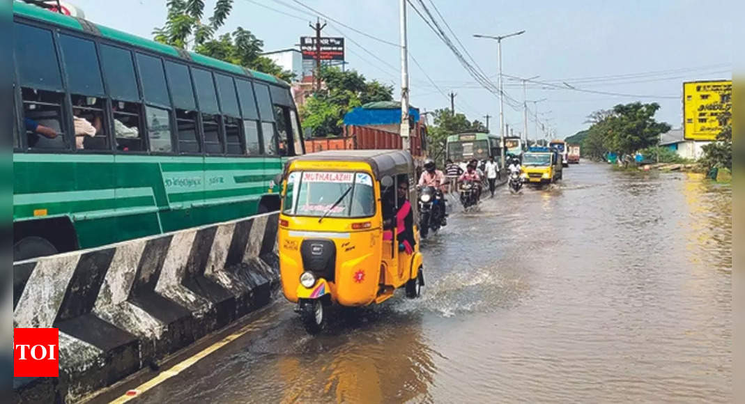 Overflowing Ariyar floods Trichy again | Trichy News - Times of India