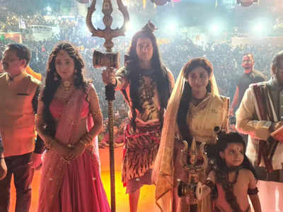 Baal Shiv actors Siddharth Arora, Aan Tiwari, Mouli visit 'Kashi Vishwanath Mandir'
