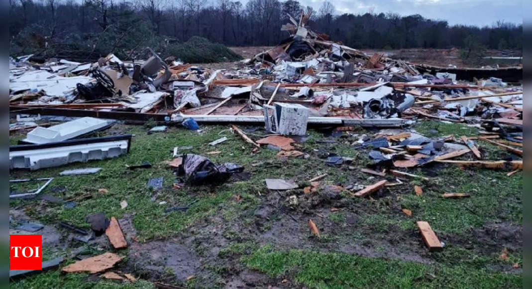 Deadly tornadoes, storms strike U.S.; roof collapse at Amazon - glbnews.com