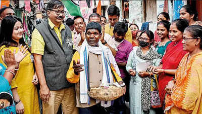 Birbhum peanuts seller, online sensation, hawks for votes in Kolkata