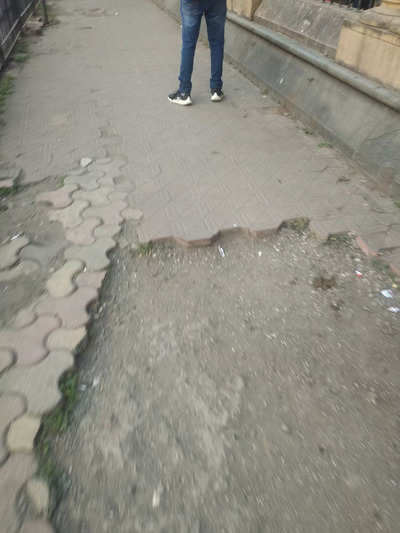 FOOTPATH OUTSIDE CST RAILWAY STATION