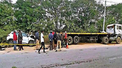 3 youths die as car rams into stationary truck | Hyderabad News - Times ...