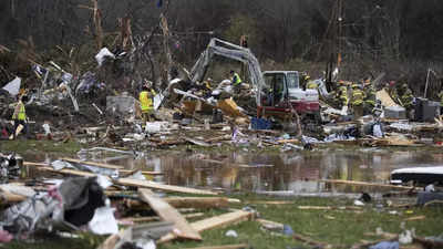 Thousands without heat, water after tornadoes kill dozens in US