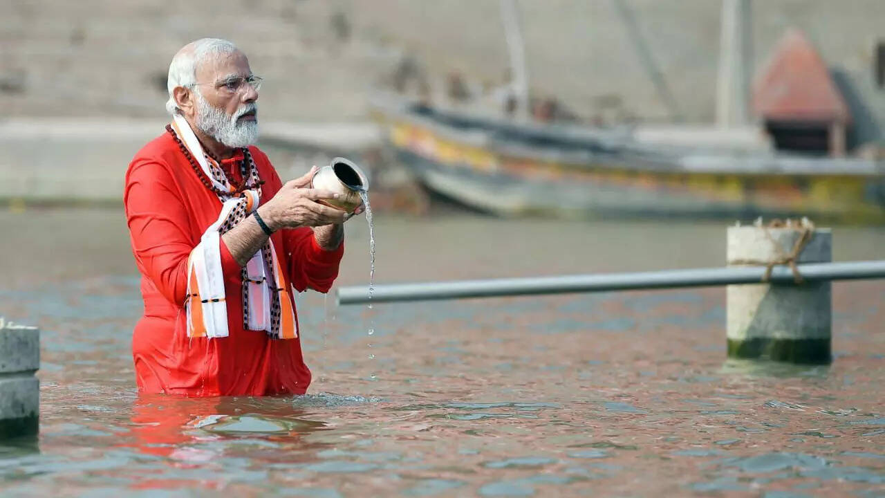 PM's Kashi day out: A dip in the Ganga, chat with labourers | India News -  Times of India