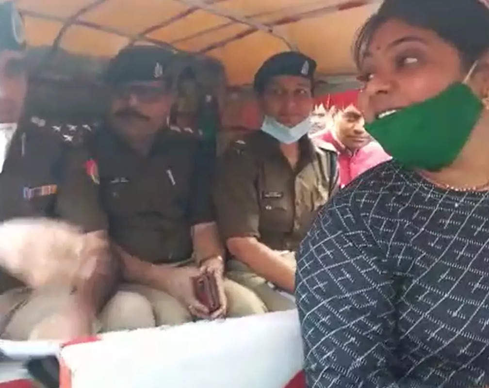 
Jhansi: Police felicitates lone woman auto-rickshaw driver
