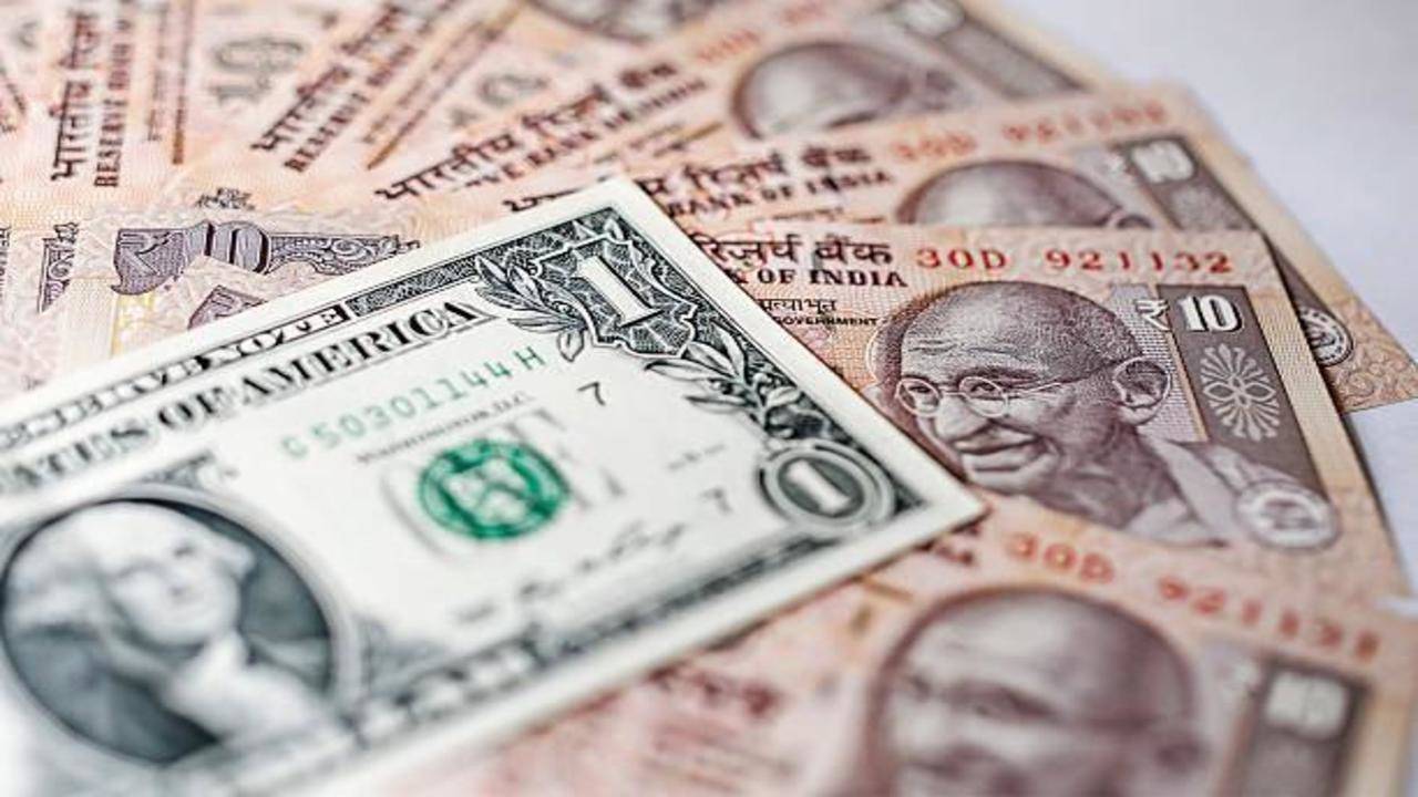 Rupee falls 17 paise to 75.95 against US dollar in early trade - Times of India