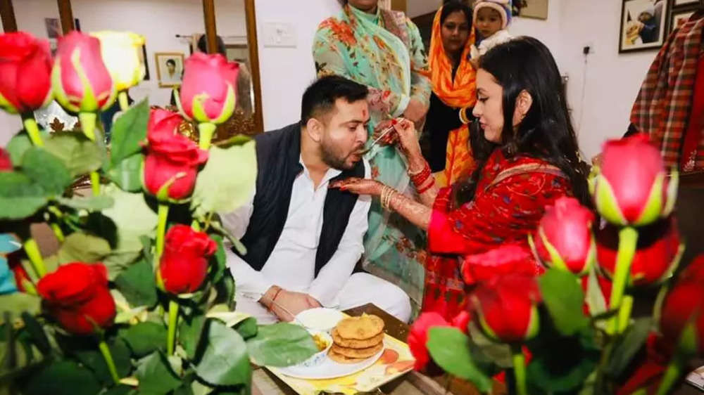 Tejashwi Yadav: RJD Leader Tejashwi Comes Home With Wife, Introduces ...