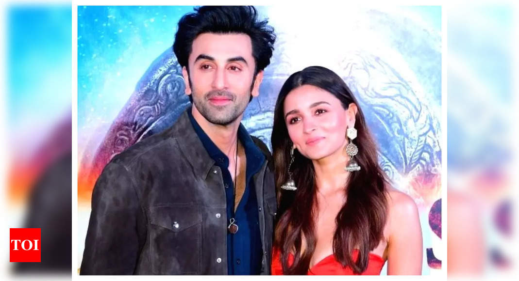 Brahmastra Fans are unimpressed with Ranbir Kapoor and Alia Bhatts on-stage chemistry, say so much awkwardness Hindi Movie News image