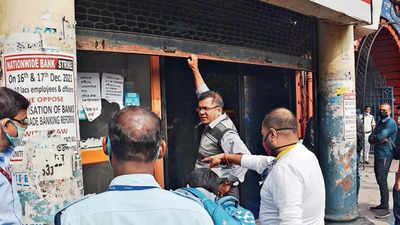 First day, no show: Customers in Kolkata see red after unions down ATM, bank shutters