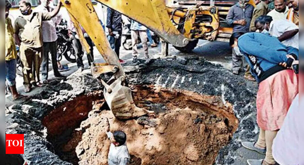 B'luru: Giant sinkhole appears on JC Rd, triggers panic