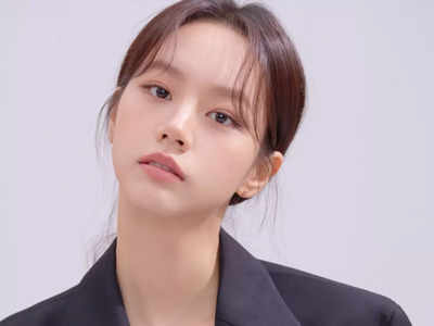 Hyeri draws attention to her social media account as she posts a