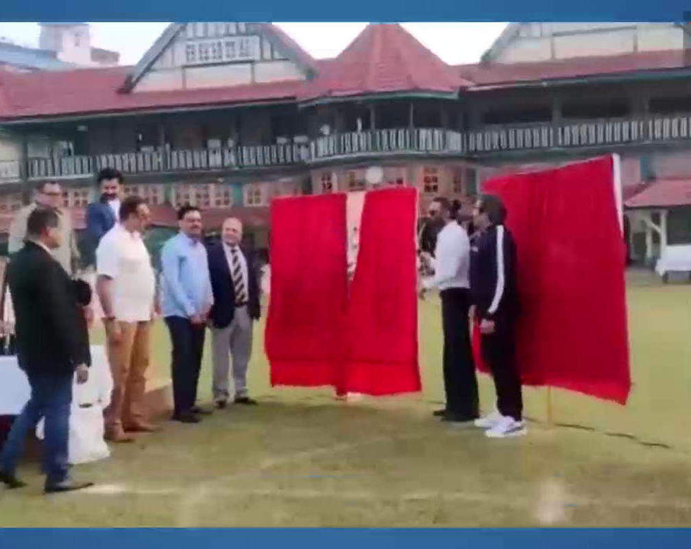 
Dilip Vengsarkar, Ravi Shastri and Suniel Shetty play a friendly game of cricket at Bombay Gymkhana
