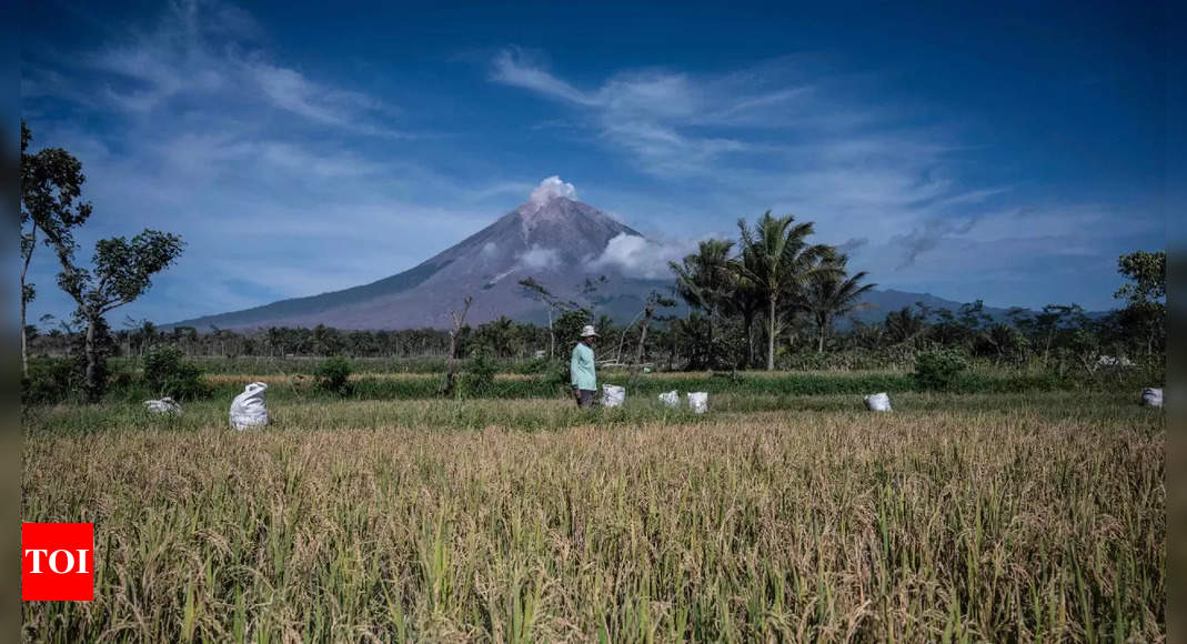 Gunung Chemeru memperingatkan letusan baru di Indonesia