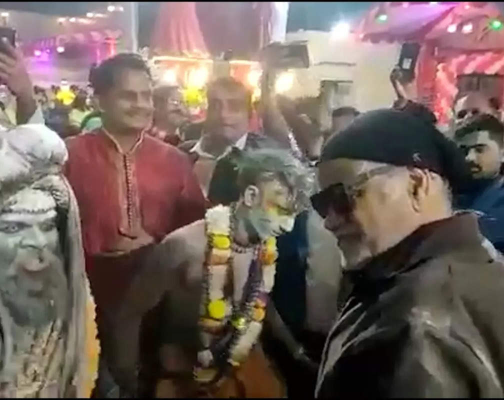 
Actor Sanjay Mishra dances on ‘Bum Bhole’ tune in Varanasi
