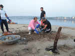 Pictures of Dalip Tahil along with Team DPIFF & Afroz Shah completing the Beach Clean Up Drive