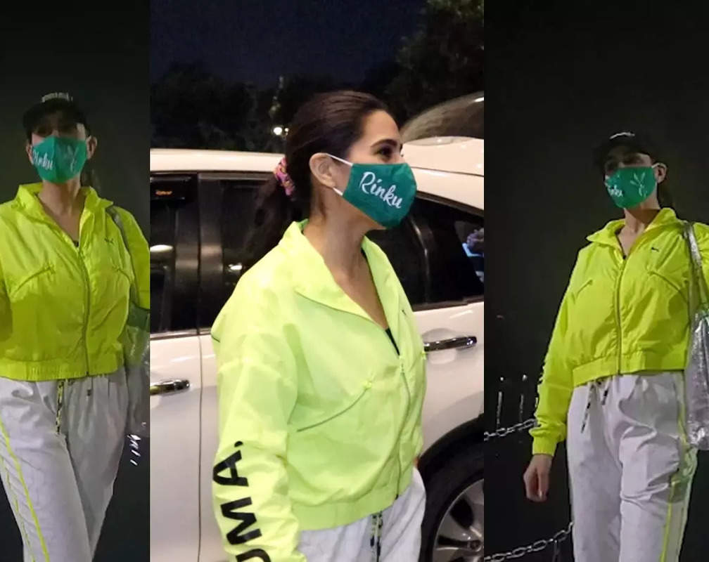 
Sara Ali Khan adorably requests paparazzi to click her photo with the full moon

