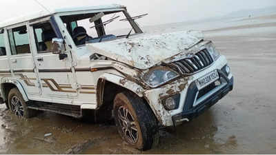 Mumbai: One killed as SUV overturns during birthday outing at Malad's Aksa beach