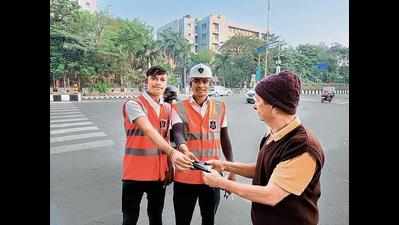 Two traffic brigade jawans return senior citizen’s wallet