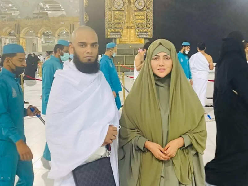 Bigg Boss Fame Sana Khan Completes The Holy Umrah With Husband Anas 