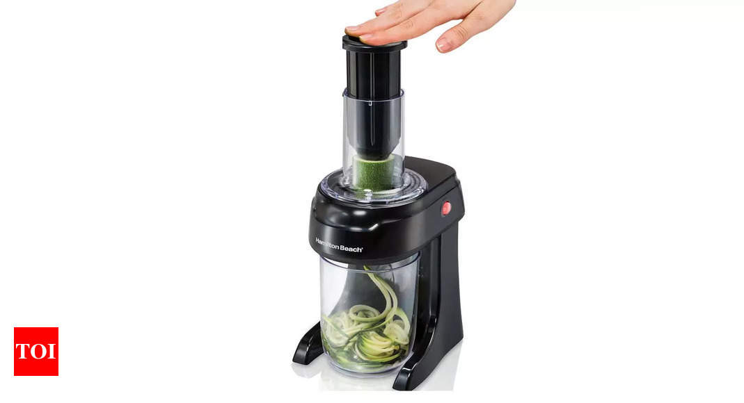Oster Easy-to-Use Electric Spiralizer with 2 Spiralizer Blades (sized for  spaghetti and fettuccine noodles), Black