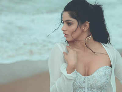 Divya Bharti Video Sex - Bachelor' actress Divya Bharathi signs her next Tamil film | Tamil Movie  News - Times of India